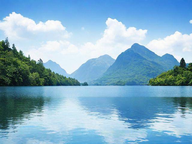 商務(wù)簽證與旅游簽證主要區(qū)別在于目的不同，商務(wù)簽證適用于商務(wù)活動(dòng)，如會(huì)議、洽談等；旅游簽證則用于旅游觀光。